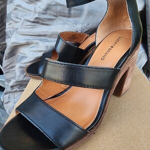 NWT LUCKY BRAND LEATHER SANDALS  SIZE 9 BACK ZIPPER CLOSURE WIDE STURDY HEEL